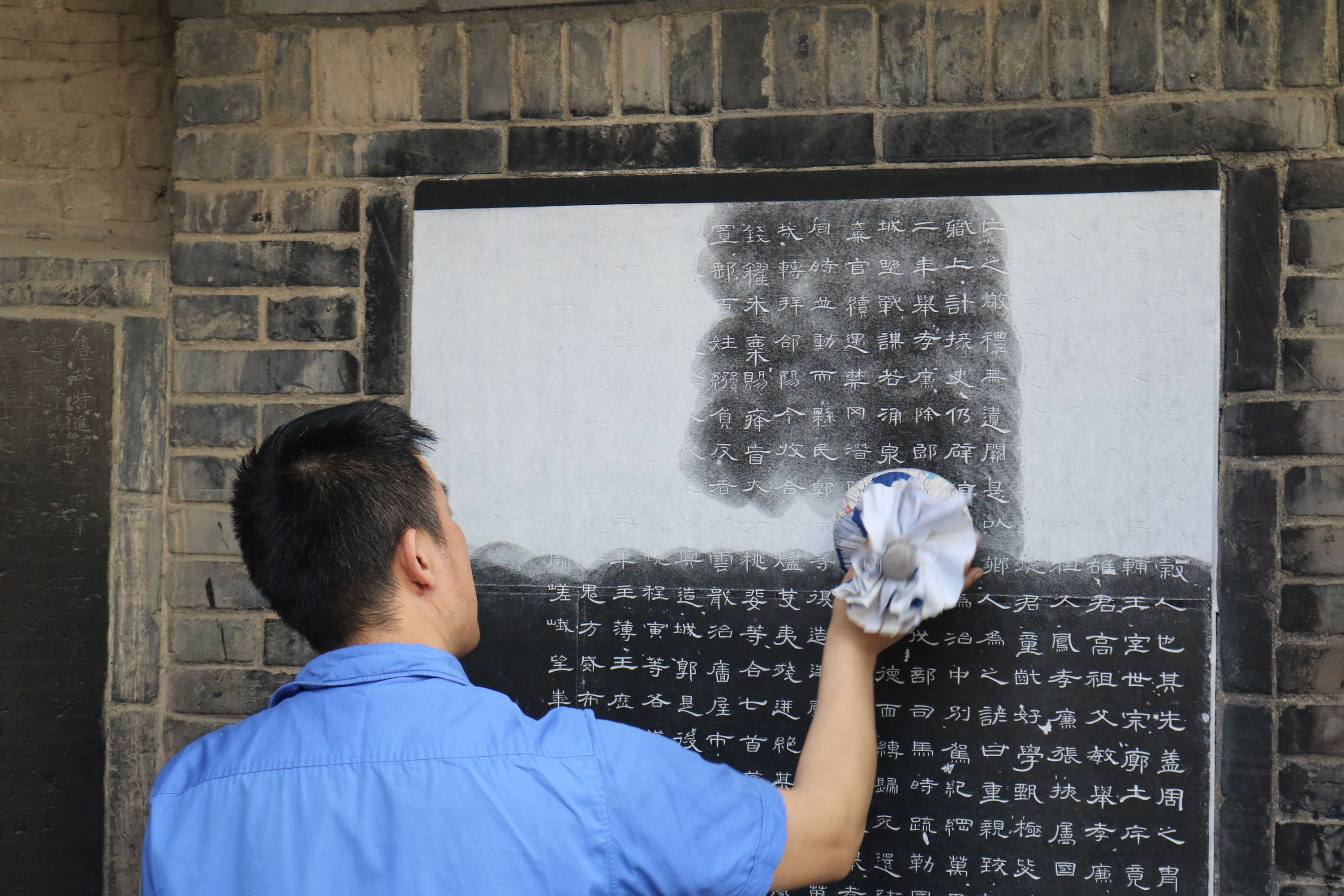 Making a stone rubbing imprint (1). The Beilin stone stelae museum in Xi'an. Photo by the author.