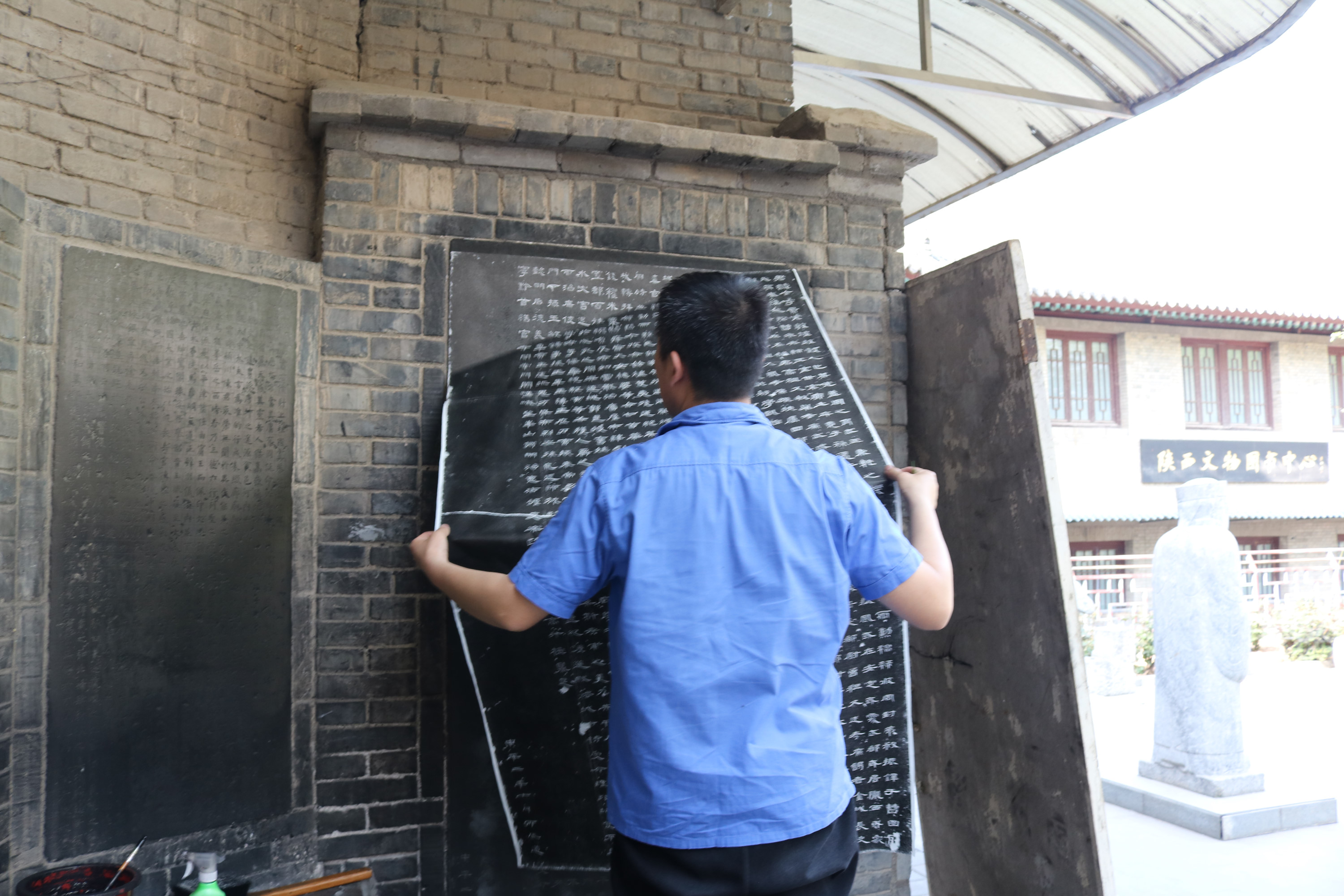 Making a stone rubbing imprint (3). The Beilin stone stelae museum in Xi'an. Photo by the author.