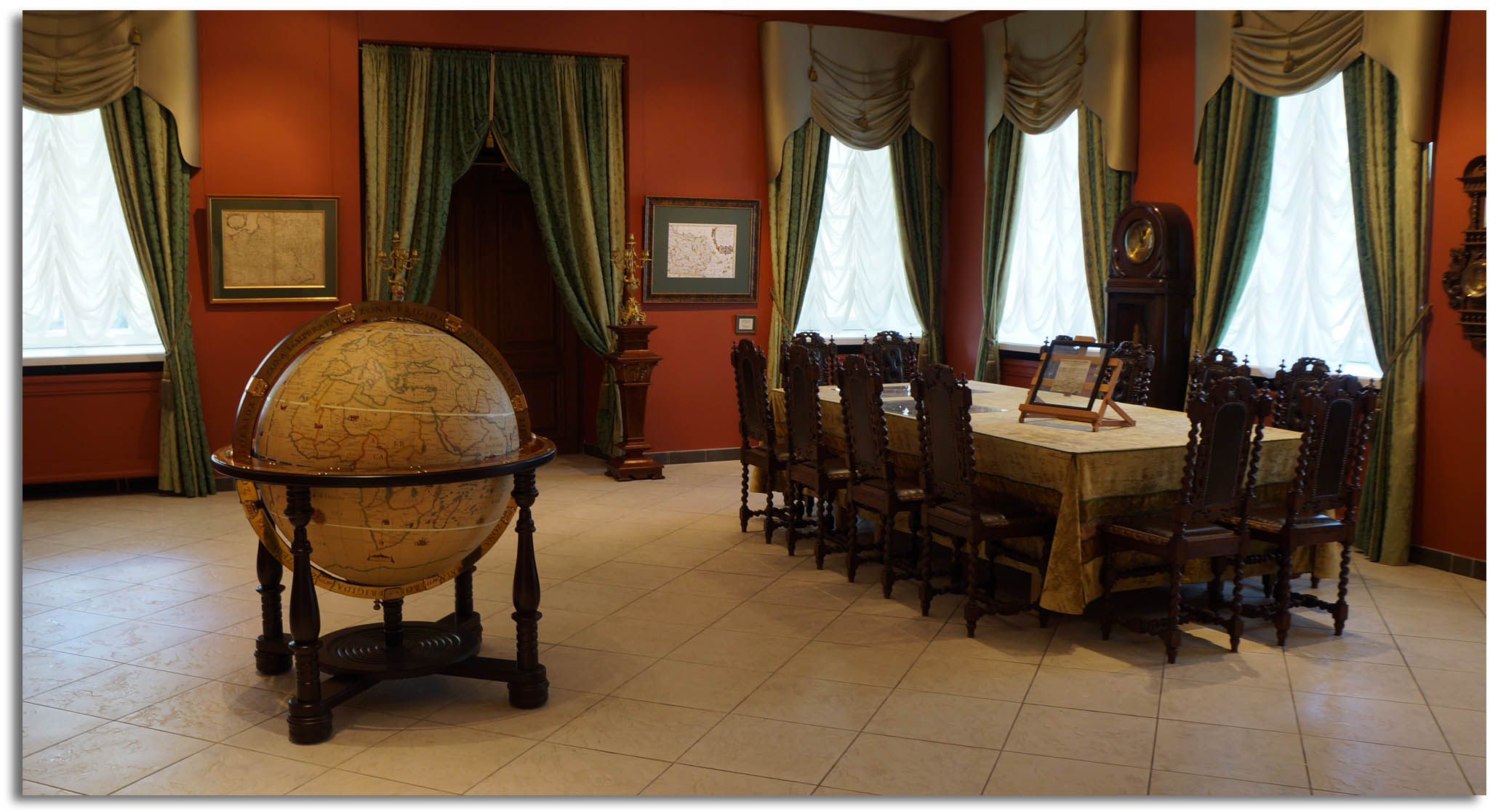 Картографический кабинет старинный интерьер